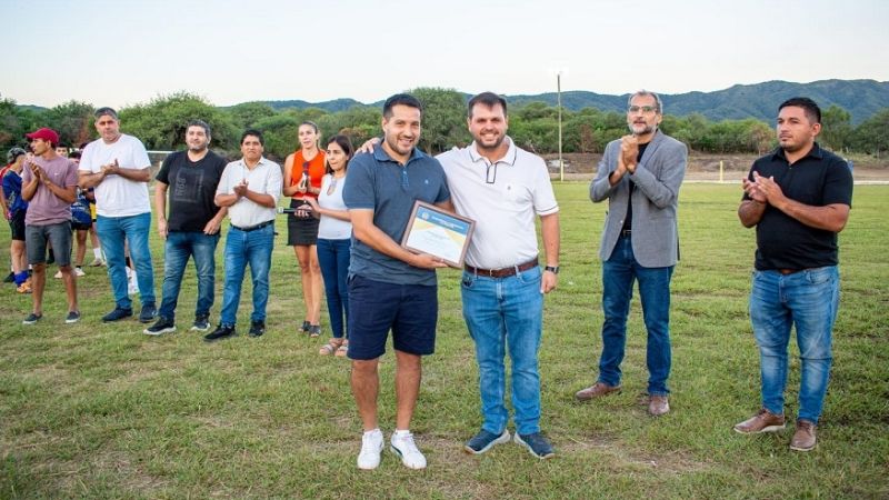 Entrega de materiales de la Vivienda a clubes chacareros