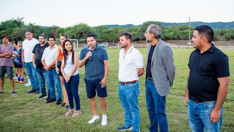 Entrega de materiales de la Vivienda a clubes chacareros