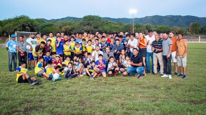 Entrega de materiales de la Vivienda a clubes chacareros