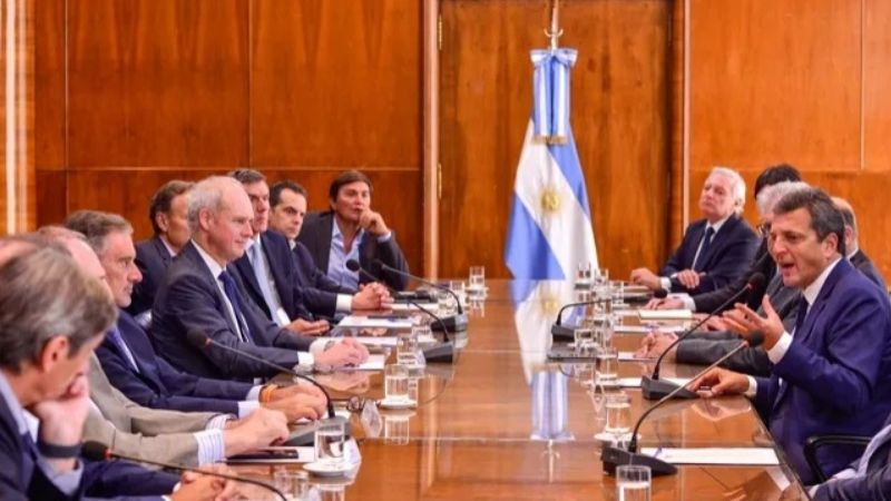 Deuda: Gobierno acordó con los bancos postergar vencimientos hasta 2025