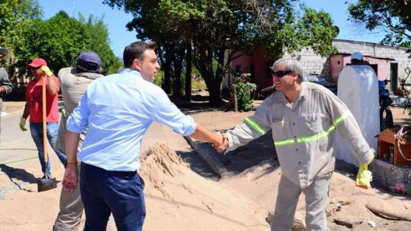 Raúl Barot recorrió obras de asfalto y reparación de boca calles en manantiales