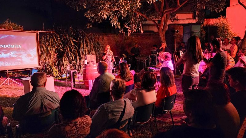 Roxana Paulón presentó el vino La Indómita en SFVC