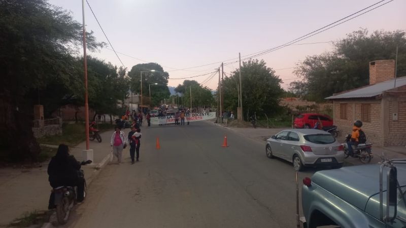 Docentes y padres cortaron la ruta 40 en Santa María