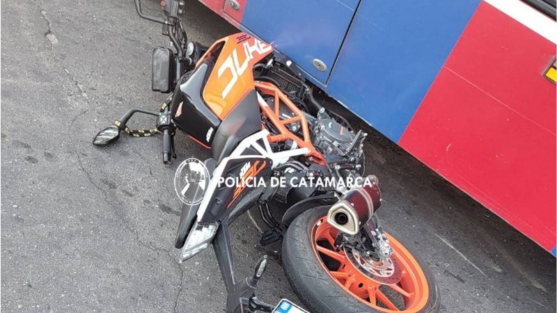 Chocaron un colectivo y una moto