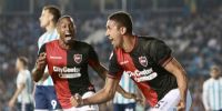 EL PARAGUAYO VELÁZQUEZ festeja su gol, para el triunfo de Ñuls sobre Racing, en Avellaneda.