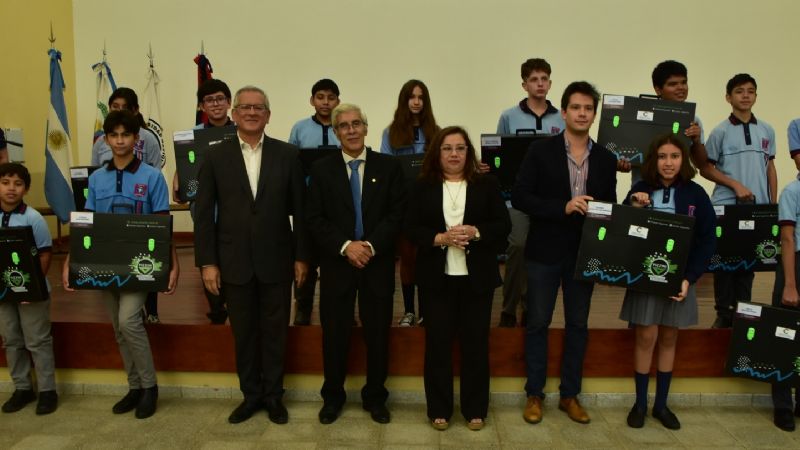 Entregaron kits de dibujo técnico a la ENET Nº 1