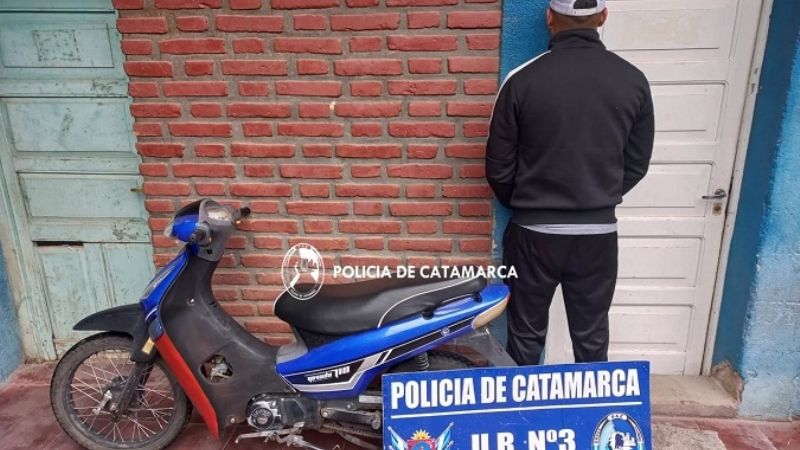 Dos detenidos y una moto recuperada