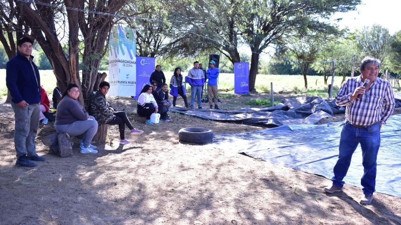 Capacitan a productores de maíz