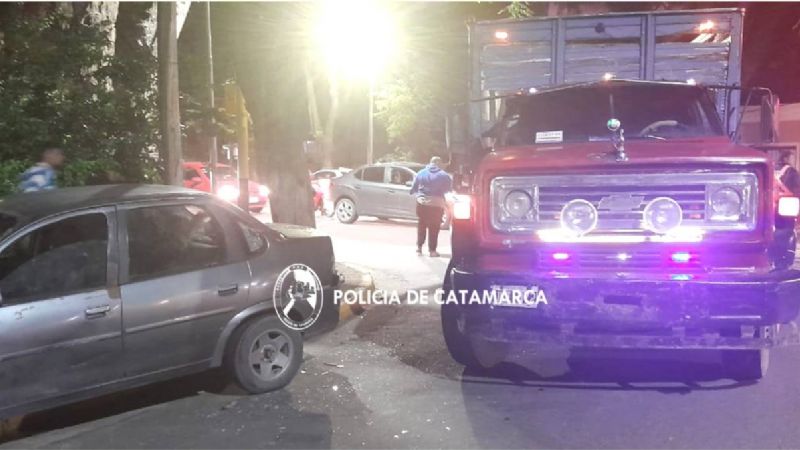 Un camión perdió el control y chocó contra un auto
