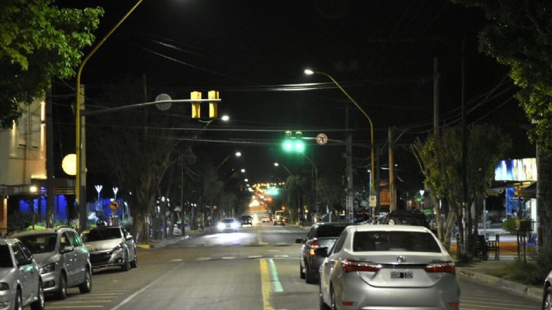 Le dio rojo en un semáforo, frenó y la asaltaron