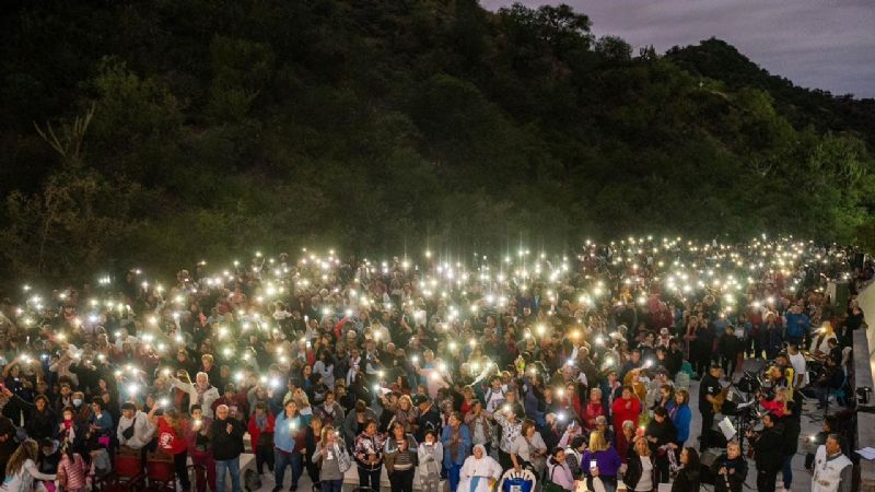 Inicio de las fiestas marianas con  el regreso de la Virgen a La Gruta