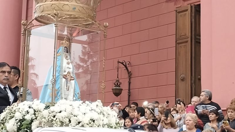 Inicio de las fiestas marianas con  el regreso de la Virgen a La Gruta