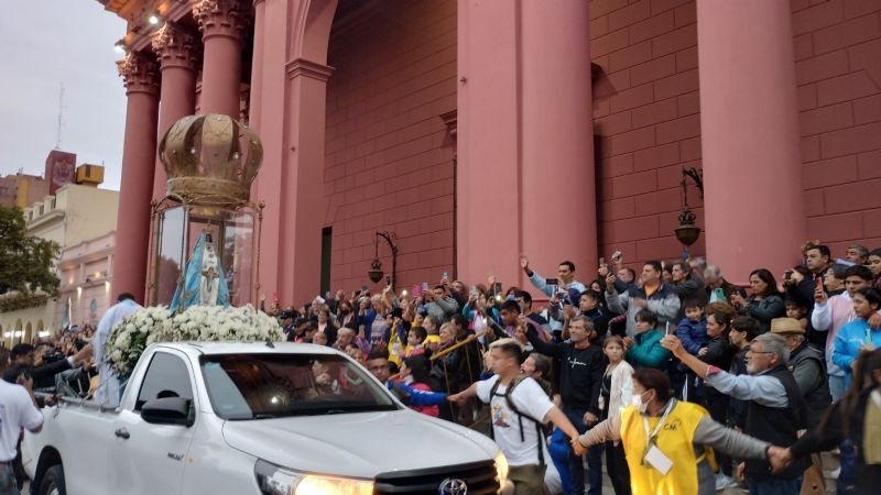 Inicio de las fiestas marianas con  el regreso de la Virgen a La Gruta