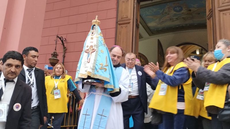 Inicio de las fiestas marianas con  el regreso de la Virgen a La Gruta