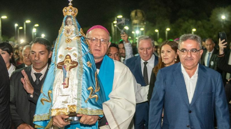 Inicio de las fiestas marianas con  el regreso de la Virgen a La Gruta