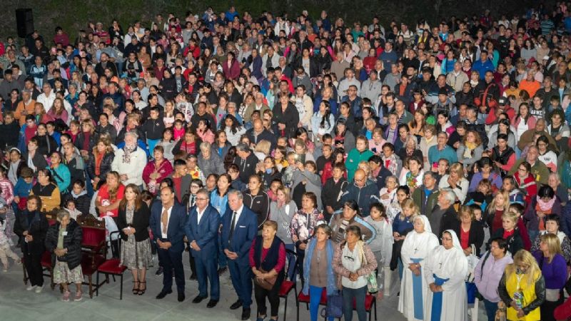 Inicio de las fiestas marianas con  el regreso de la Virgen a La Gruta