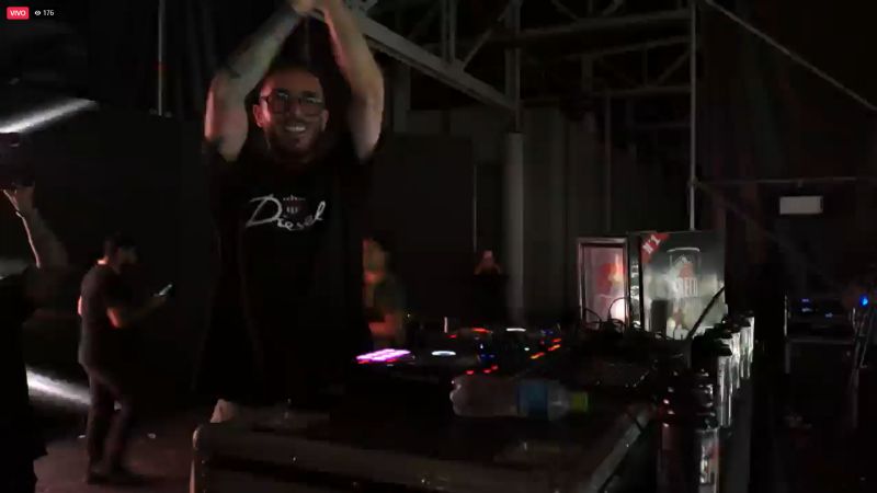 Convocante apertura de las presentaciones de buzos de la mano de Fer Palacio