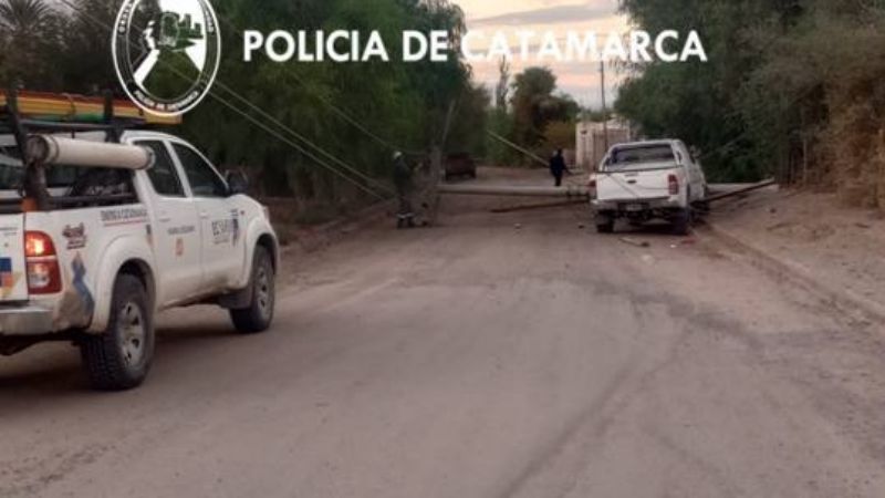 Colisionó contra una columna y dejó a la localidad sin electricidad