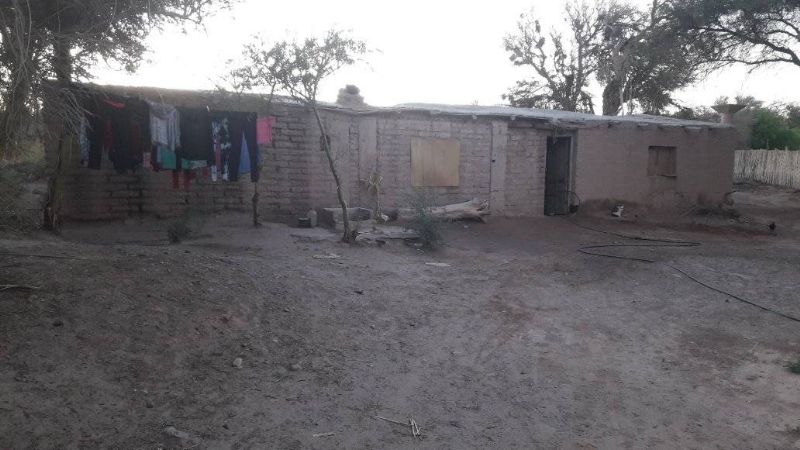 Olvidados: viven sin electricidad y el baño es un pozo