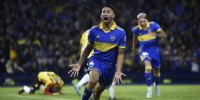 BARCO se la puso en la cabeza, y Varela (en el festejo) la mandó al fondo de la red, para la agónca victoria de Boca.
