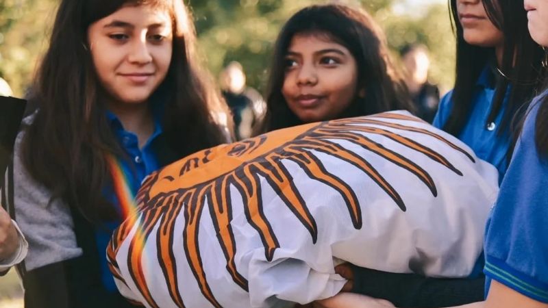 Donaron a Valle Viejo una bandera Argentina que flameó en el mausoleo de Manuel Belgrano