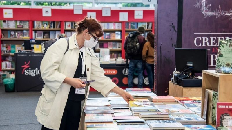 Editorial Quebracho presenta “Y de pronto anochece” y “Corazón de caramelo”