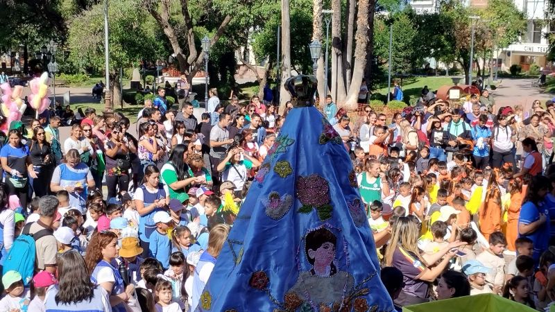 Colorido homenaje de los jardines de infantes a la Virgen