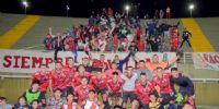 LOS JUGADORES de La Villa celebran con sus hinchas el pase a las semifinales.