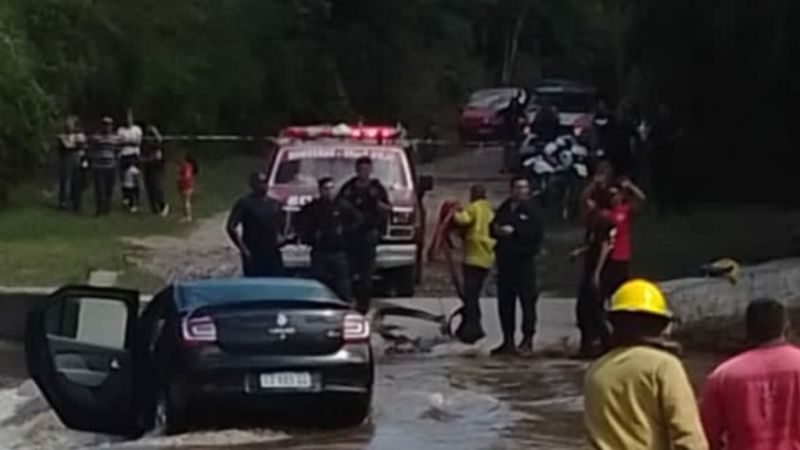 Quiso cruzar un badén y terminó en el cauce del río