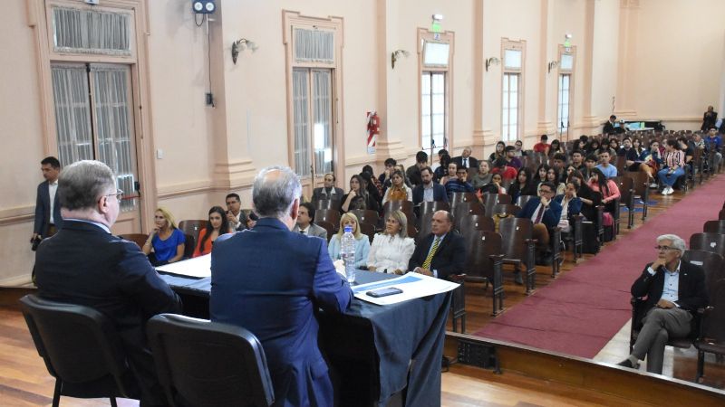 Conferencia magistral de reconocidos juristas en la UNCA