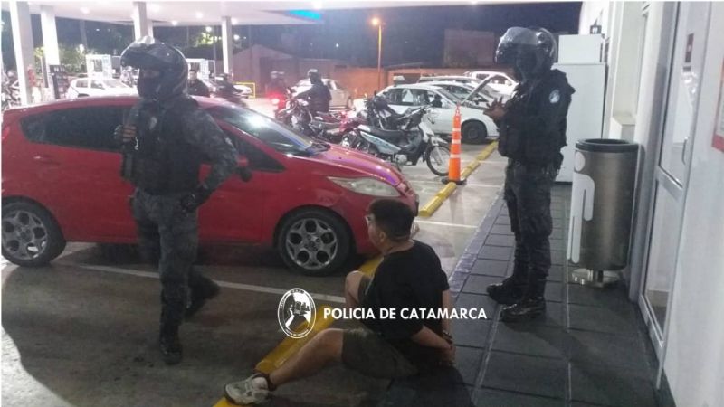 Viajaba en un taxi cargando un televisor robado y cocaína