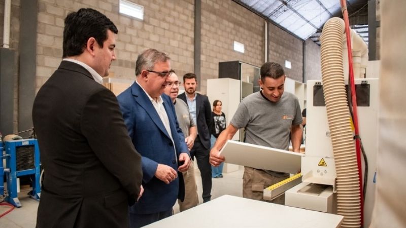 Mueblería local adquirió máquina a través de préstamo oficial