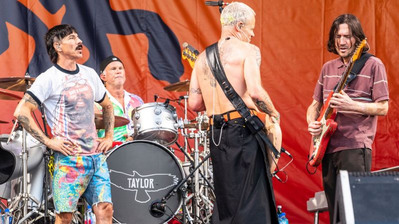 Catamarqueños diseñaron portada para la banda "Red Hot Chili Peppers"