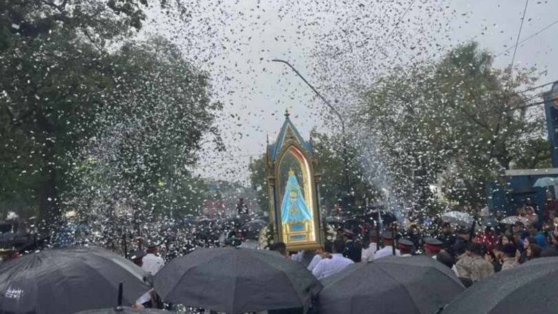 Bajo la lluvia se realizó la Procesión de la Virgen