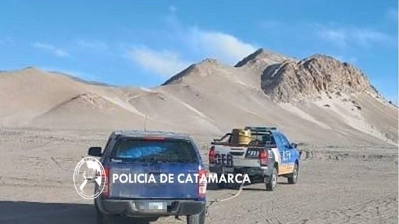 Rescatan una camioneta varada en el Campo de Piedra Pómez