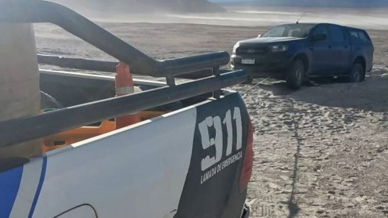 Rescatan una camioneta varada en el Campo de Piedra Pómez