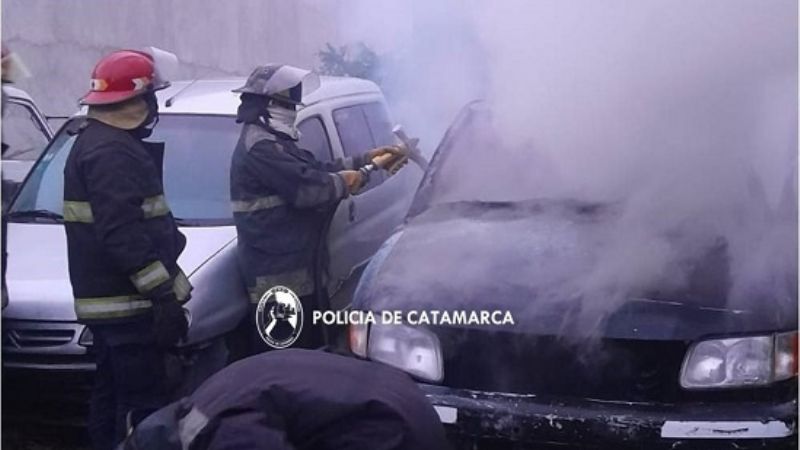 Se incendiaron tres vehículos en un taller