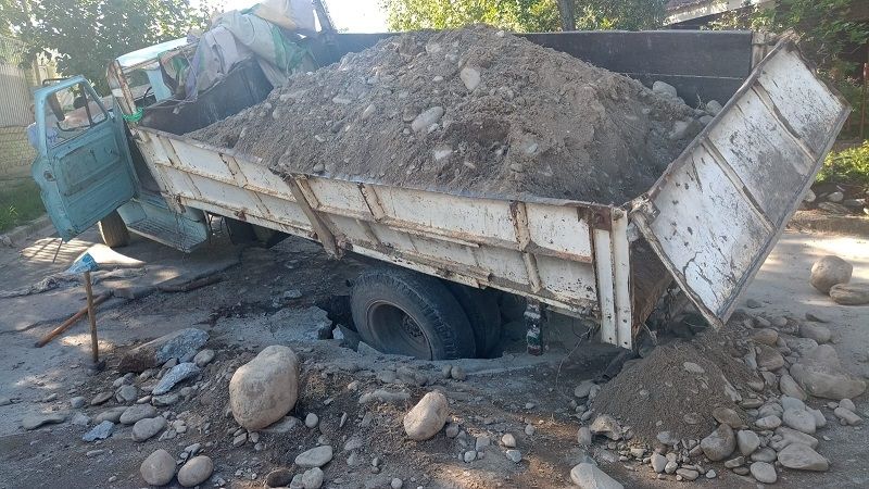 Camión se hundió en el pavimento