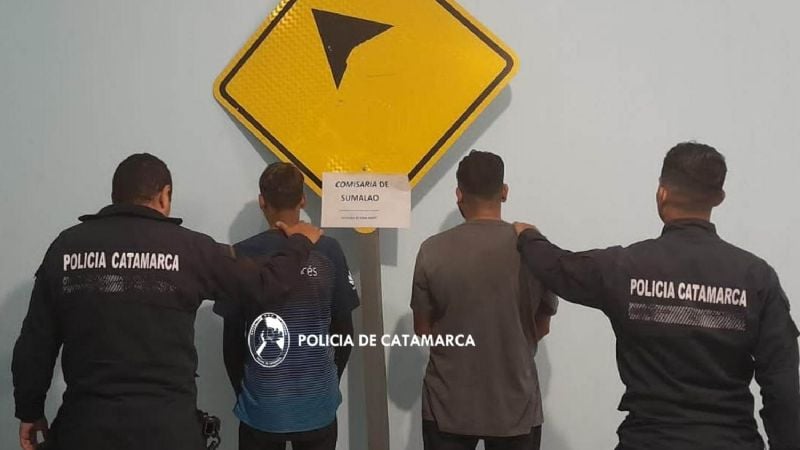 Fueron detenidos por robar un cartel vial