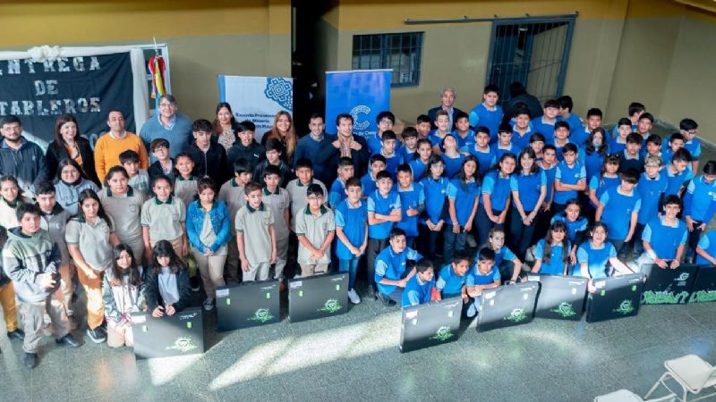 Entrega de instrumentos a estudiantes de escuelas técnicas