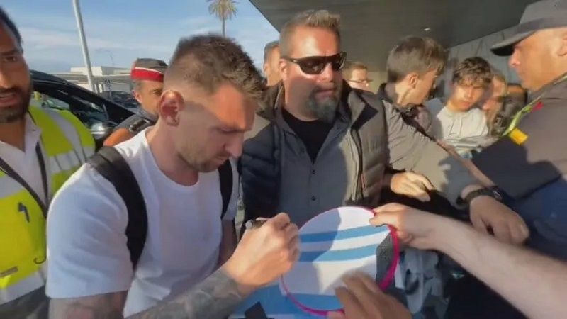 Messi solo firmó camisetas de Argentina