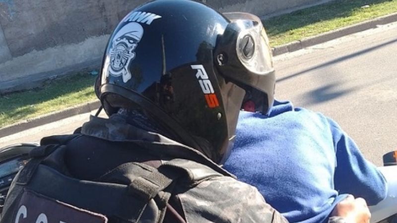 Agredió a un policía