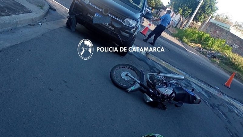 Moto chocó contra una Amarok