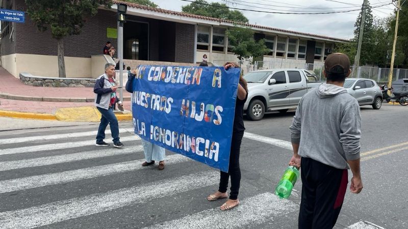 Tras 3 meses sin clases presenciales, padres se manifestaron frente a la escuela 491