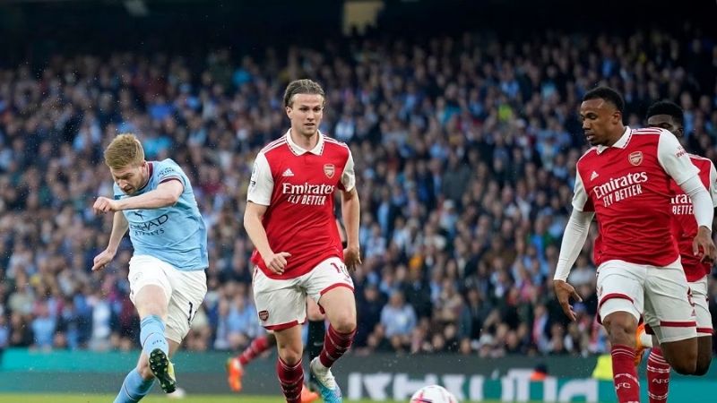 El City venció 4-1 al Arsenal y quedó al acecho