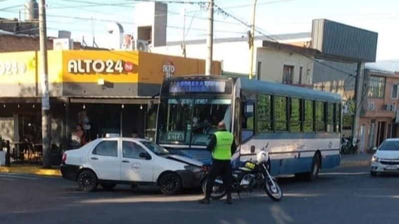 Choque entre un remís y un colectivo