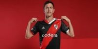 IGNACIO FERNÁNDEZ con la nuva camiseta suplente de River.