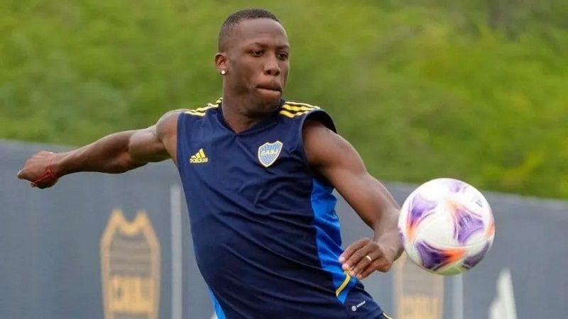 Almirón probó con Advíncula de “8”