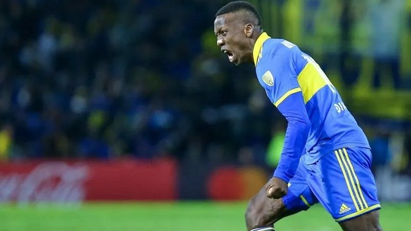 Almirón probó con Advíncula de “8”