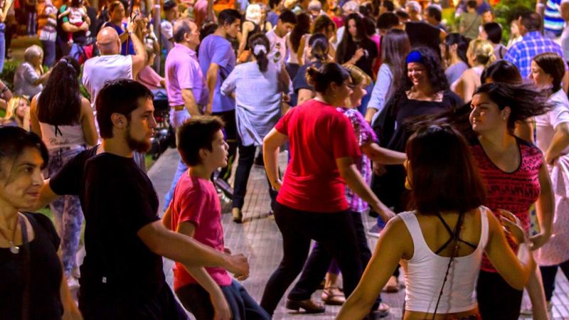 "Vení a bailar", en la Plaza 25 de Mayo
